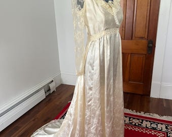 Vestido de novia vintage estilo cottagecore, vestido de novia dulce y sencillo, tela de satén con estampado floral delicado, cola corta, vestido de novia estilo bosque, color marfil, década de 1970.