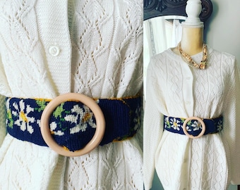 Vintage Needlepoint Daisy Belt, 60s Vintage Belt, Big Circle Lucite Buckle, Vintage Navy Blue Belt, Golden Mustard Velvet Lining, Small Belt