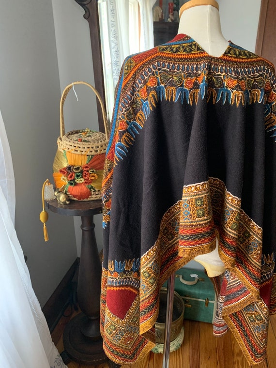 70s Boho Poncho, Colorful Pattern Finely Woven Po… - image 6