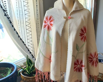 1970s Embroidered Poncho, Daisy Embroidered Poncho, Fringe Trimmed Poncho, Ivory Wool Poncho, 70s Flower Poncho, Cape, Prairie Style