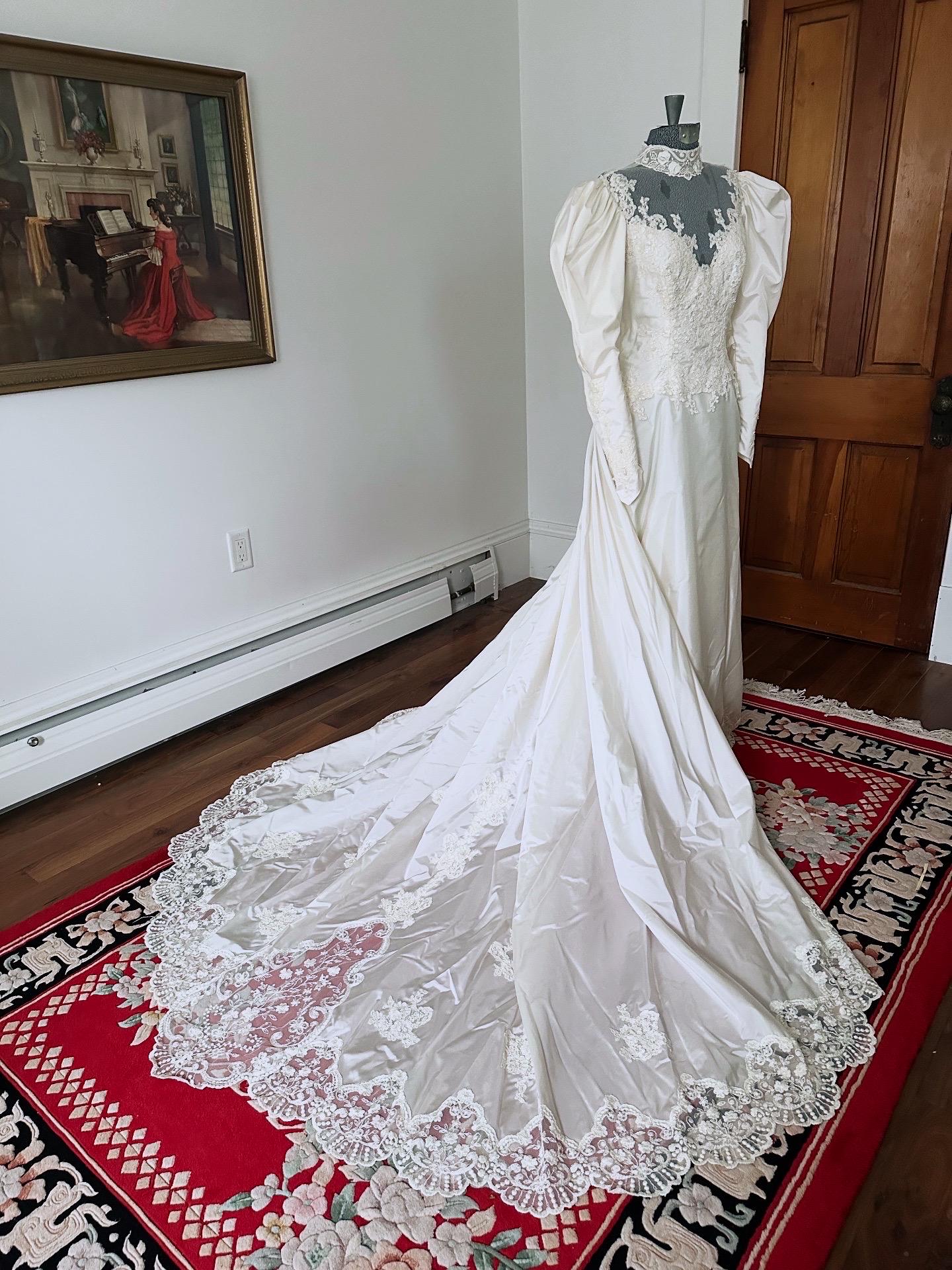 1980s Ivory Long Sleeves Wedding Dress, 90s Wedding Dress, Cathedral Train,  Classic Satin Wedding Gown, Gorgeous Vintage Wedding Dress, 80s - Etsy  Israel