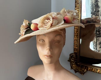 Cappello anni '50 con pesche e fiori, cappello di paglia anni '50, cappello con pesche 3D, cappello con pesche anni '40, cappello vintage a tesa larga, cappello estivo, cappello May Company, taglia 22