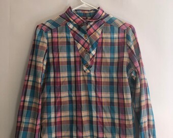 Uitstekende geruite blouse