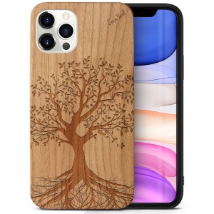 Puede incluir: Una funda de teléfono de madera con un diseño de árbol grabado con láser. La funda está hecha de madera natural y tiene un color marrón claro. El texto "Case Yard" está grabado en la esquina superior derecha de la funda.