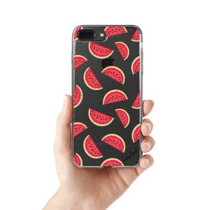 Pu&ograve; includere: Una custodia per telefono trasparente con sfondo nero e un motivo ripetuto di fette di anguria rosse. Il testo "Case Yard" &egrave; scritto in nero nell'angolo in basso a destra della custodia.