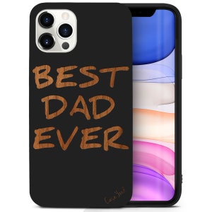 Puede incluir: Carcasa de teléfono negra con un diseño de veta de madera y las palabras "BEST DAD EVER" en letras marrones.