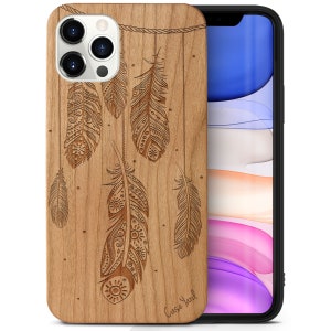 Può includere: Custodia per telefono in legno marrone chiaro con un design a piume intagliate. La custodia presenta un motivo dettagliato di piume sospese. Il testo "Case Yard" è visibile. La custodia è su un telefono nero.