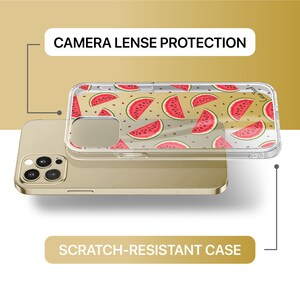 Pu&ograve; includere: Una custodia per telefono trasparente con stampa a tema anguria. La custodia &egrave; progettata per proteggere l'obiettivo della fotocamera ed &egrave; resistente ai graffi.