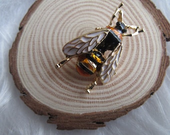 Brooch bee, brooch insect bee, brooch bee enamel, pin nature lover, pin beekeeper, brooch bee lover, brooch spring, brievenbus cadeau