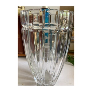 Könnte beinhalten: Eine klare Glasvase mit geometrischem Design. Die Vase hat eine breite Öffnung und einen schmalen Boden.