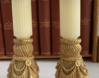 Elegante • Ganz • Castiçais cônicos com detalhes em folha de ouro e proteção contra gotejamento. Velas NÃO inclusas.