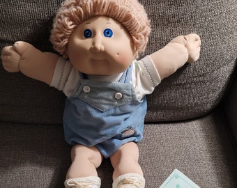 Vintage Cabbage Patch-pop Crosby Raymond met nostalgie geboorteakte
