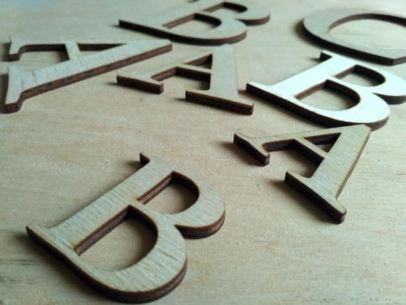  Pequeñas letras de madera pequeñas sin terminar letras