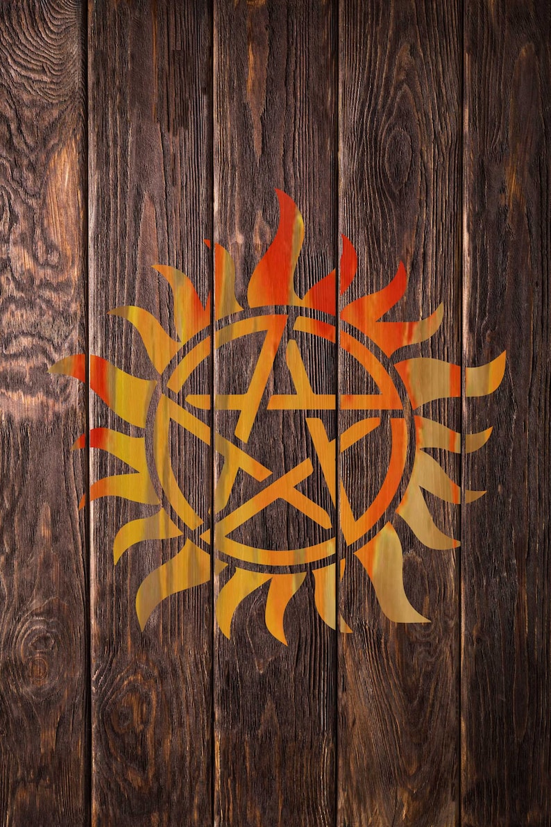 K&ouml;nnte beinhalten: Eine stilisierte Sonne mit einem Pentagramm im Inneren, in Orange- und Gelbt&ouml;nen auf einem dunkelbraunen Holzgrund gemalt.