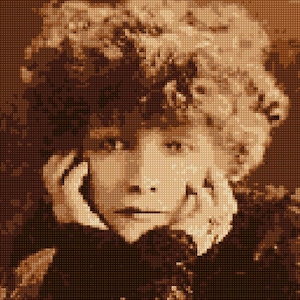 Op de afbeelding: Een sepia-kleurig portret van een jong meisje met een bedachtzame uitdrukking. Ze draagt een donkere jurk en heeft haar haar in een losse knot geknoopt. De afbeelding heeft een vintage uitstraling.