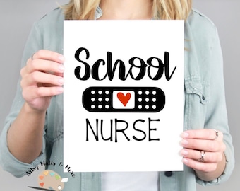 Könnte beinhalten: Ein weißes bedruckbares Schild mit schwarzem Text, der "School Nurse" lautet, mit einer schwarzen und weißen Pflastergrafik mit einem roten Herzen in der Mitte.
