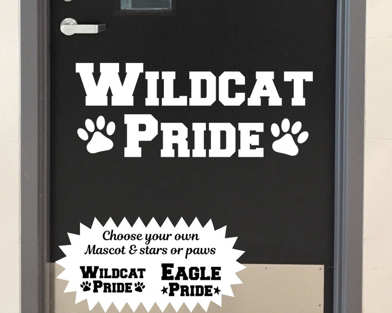 Puede incluir: Calcoman&iacute;a de vinilo blanco con las palabras "WILDCAT PRIDE" en una fuente en negrita. Dos huellas de patas est&aacute;n a cada lado de la palabra "PRIDE". Debajo de la calcoman&iacute;a hay una estrella blanca con el texto "Choose your own Mascot & stars or paws WILDCAT PRIDE EAGLE PRIDE".