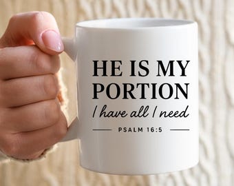 Könnte beinhalten: Weiße Keramiktasse mit dem Text "HE IS MY PORTION, I have all I need" in Schwarz, darunter "PSALM 16:5". Die Tasse wird von einer Person gehalten.