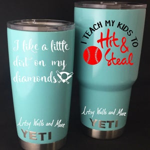 Enseño a mis hijos a golpear y robar béisbol. Calcomanía de vinilo de la Copa Yeti, calcomanía de mamá de béisbol, calcomanía de ventana de automóvil de béisbol, calcomanía para computadora portátil / Mac. imagen 2