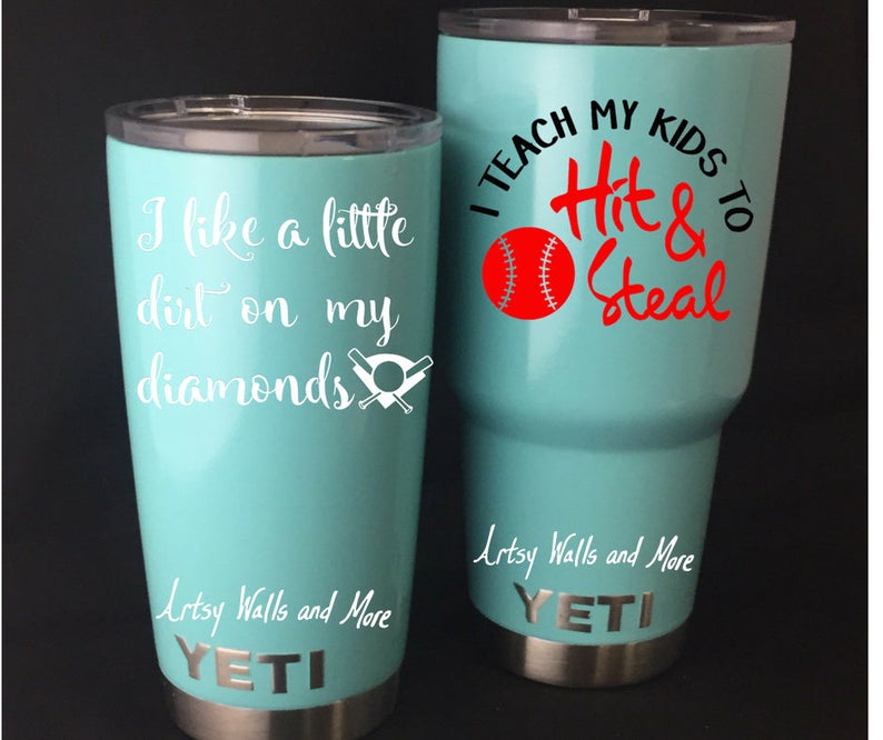Enseño a mis hijos a golpear y robar béisbol. Calcomanía de vinilo de la Copa Yeti, calcomanía de mamá de béisbol, calcomanía de ventana de automóvil de béisbol, calcomanía para computadora portátil / Mac. imagen 2