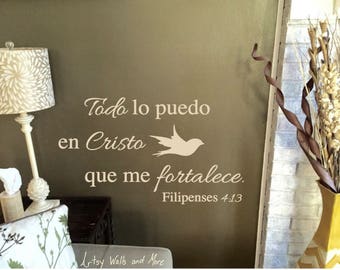Może przedstawiać: Beżowa ściana z brązową sylwetką ptaka i tekstem "Todo lo puedo en Cristo que me fortalece. Filipenses 4:13" w beżowych literach.