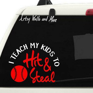 Enseño a mis hijos a golpear y robar béisbol. Calcomanía de vinilo de la Copa Yeti, calcomanía de mamá de béisbol, calcomanía de ventana de automóvil de béisbol, calcomanía para computadora portátil / Mac. imagen 3
