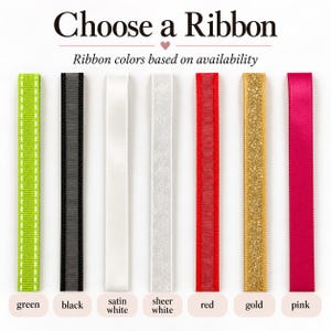 Może przedstawiać: Zestaw siedmiu pionowych wstążek z napisem Choose a Ribbon oraz Ribbon colors based on availability. Wstążki są w kolorach: zielonym, czarnym, satynowym białym, przezroczystym białym, czerwonym, złotym i r&oacute;żowym. Każda wstążka to osobna opcja.