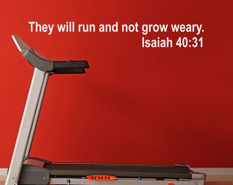 Könnte beinhalten: Ein silbernes Laufband mit einer schwarzen Konsole und orangefarbenen Akzenten vor einer roten Wand. Der Text "They will run and not grow weary. Isaiah 40:31" ist an der Wand geschrieben.