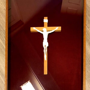 Vintage Seltene große weiße Composite Kruzifix Christ gerahmte Schattenbox -Sehr schön