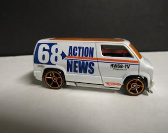 Collectible Hot Wheels Custom 77’ DODGE VAN 1:64 68 Action news
