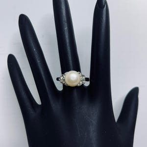 Silver Tone Faux Pearl And Clear Rhinestone Ring Size 5 1/2 (R442)