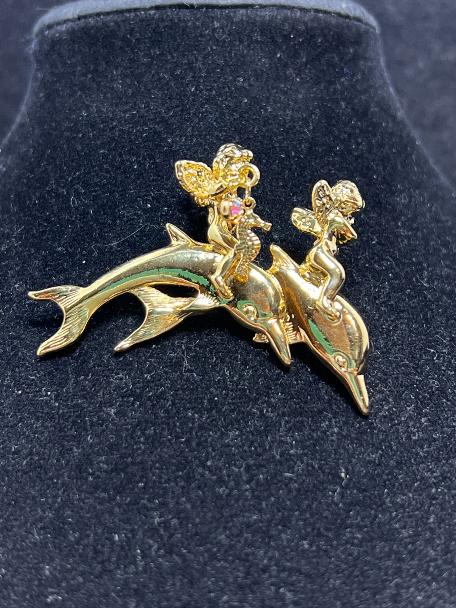 カークス フォリー ゴールドトーン 天使がイルカに乗ったブローチ