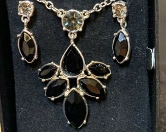Avon Floral Clusters Necklace & Earrings Gift Set Silver Tone (1559 A, B)