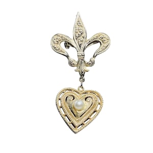 Vintage Fleur De Lis Brosche Gold Ton W / baumeln Kunstperle Herz Anhänger (5751)