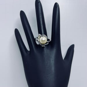 Silver Tone Rhinestone & Faux Pearl Statement Ring Size 6.25 (R429)