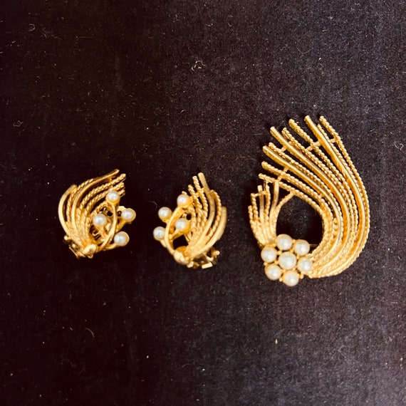 Vintage Gold Tone And Faux Pearl Clip On Earrings… - image 1