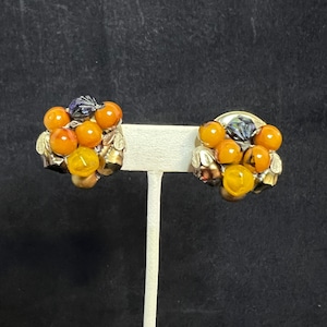 Vintage Gold Tone Beaded Clip On Earrings Made in Hong Kong (2838)