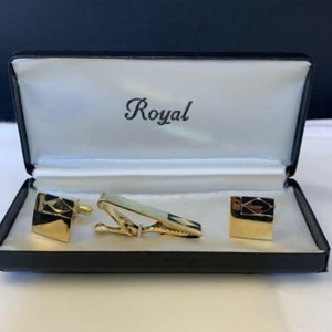 Vintage Gold Tone Royal Tie Bar And Cufflinks In Original Case (1504)
