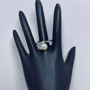 Silver Tone Faux Pearl & Rhinestone Statement Ring Size 8 (R432-1-2)