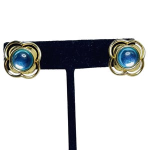 Pendientes vintage Trifari en tono dorado y azul (5631)