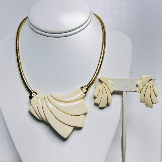 Crown Trifari Gold Tone & Cream Lucite Necklace With Clip on 