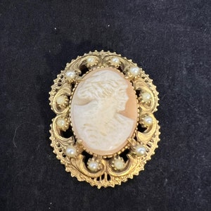 Vintage Florenza Gold Tone Faux Pearl Brooch (3228)