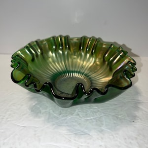 Vintage Fenton Green Stipple Rays Glass Bowl w/ Crimped Edge