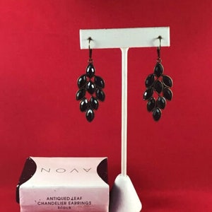 Aretes de candelabro de hojas envejecidas de Avon (1605)