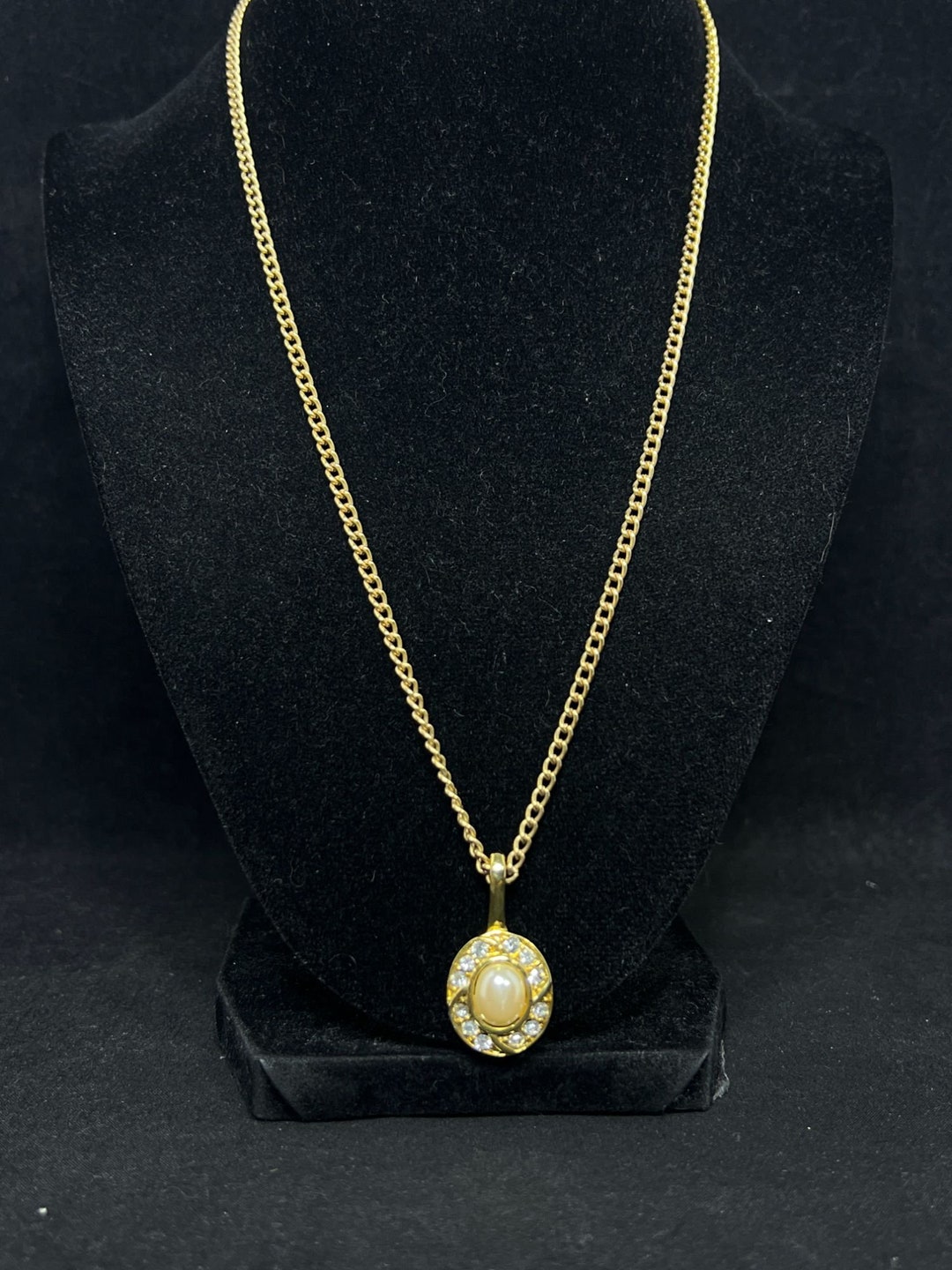 Vintage Gold Tone Curb Chain Necklace With Faux Pearl Vintage Gold Tone Curb Chain Necklace With Faux Pearl