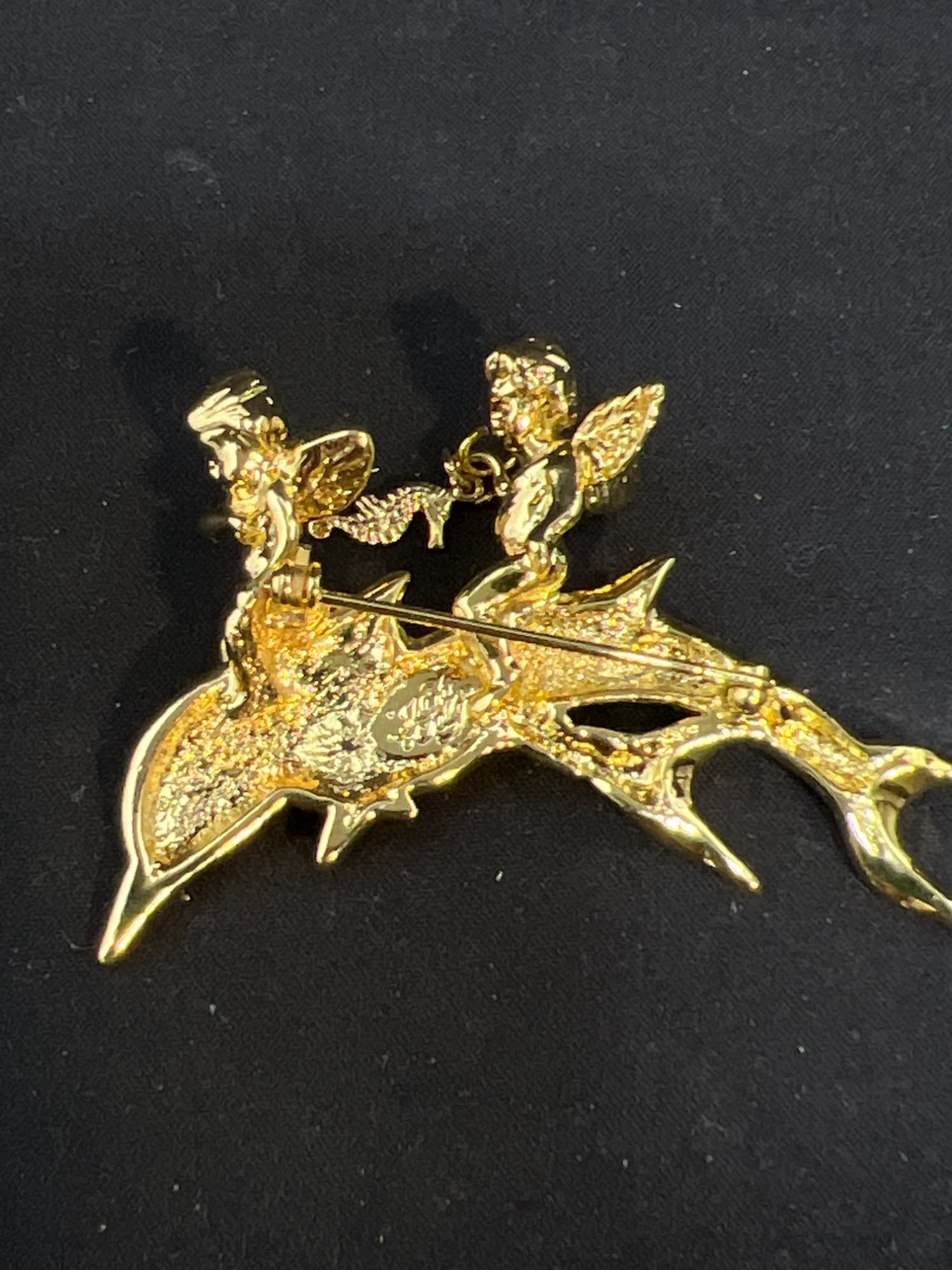 カークス フォリー ゴールドトーン 天使がイルカに乗ったブローチ