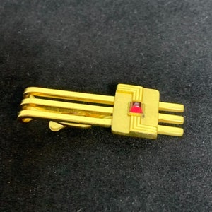 Vintage Hickok Gold Tone With Smooth Red Stone Tie Bar  (2304)