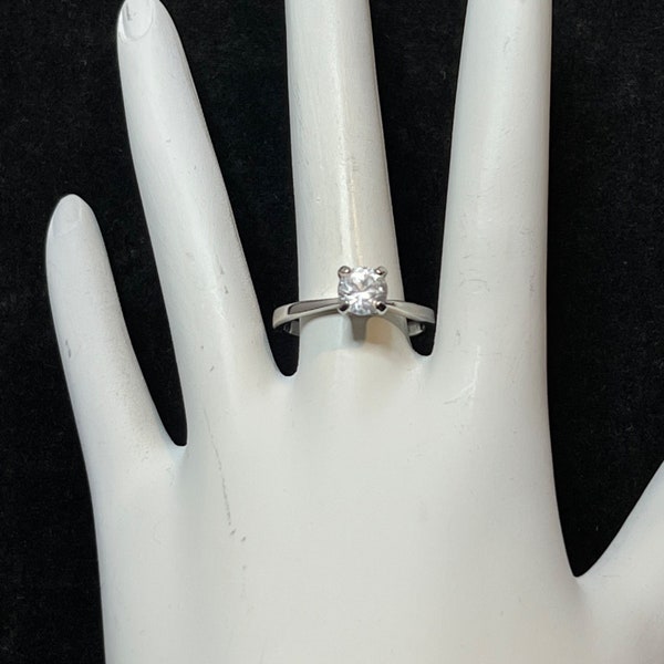 Vintage Avon Sterling Silver Solitaire CZ Ring Size 7 1/2 (R260)