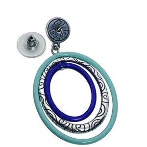 Puede incluir: Un pendiente plateado con un poste y un cierre transparente. El pendiente presenta tres aros ovalados: un aro exterior azul claro, un aro central plateado con un dise&ntilde;o de espiral y un aro interior azul oscuro. La parte superior del pendiente tiene un dise&ntilde;o circular.