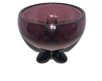 Cuenco vintage de cristal amatista con tres patas de 5 5/8"